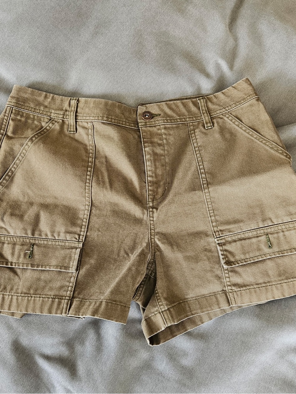 Woman’s Utility Cargo Shorts in Khaki